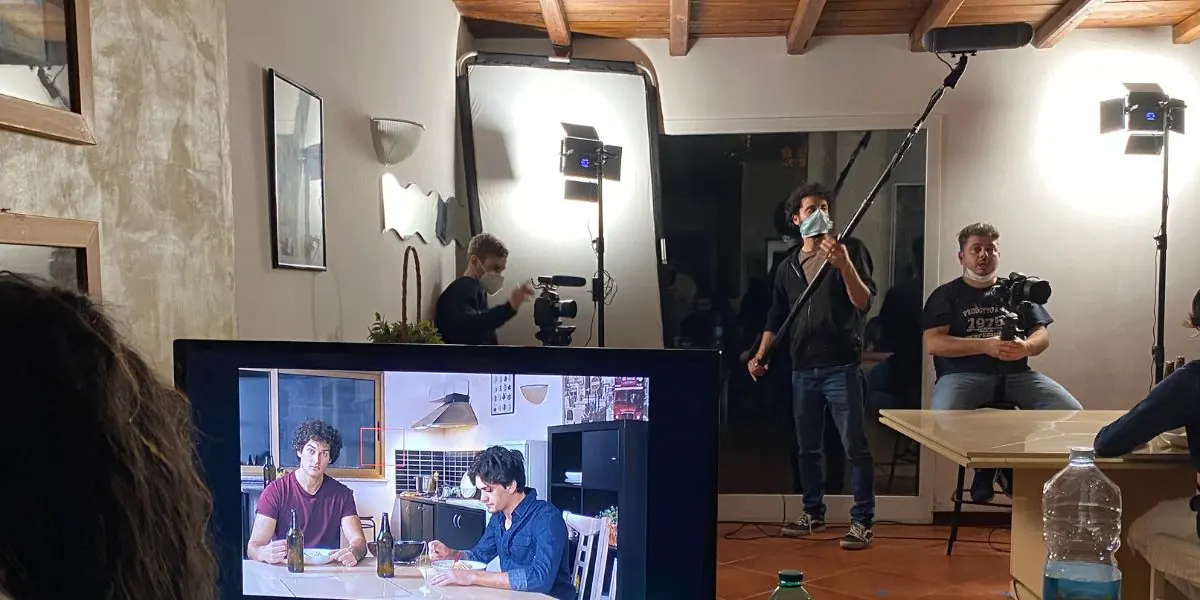 Il monitor di regia mostra la scena mentre la troupe lavora