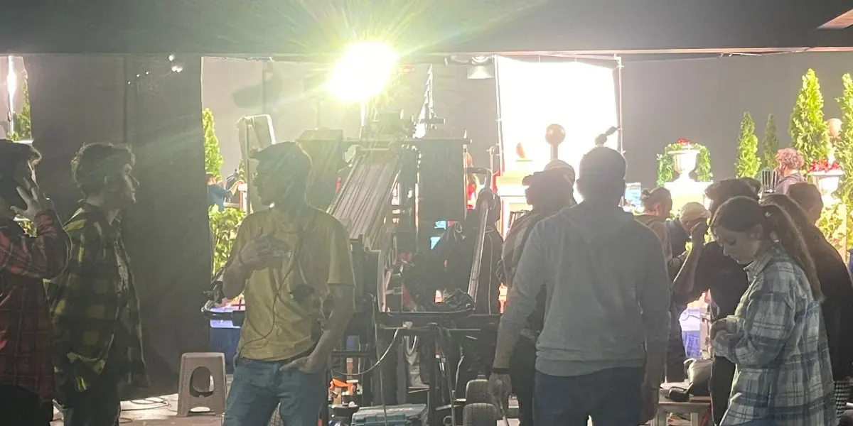Set affollato durante una ripresa in interni
