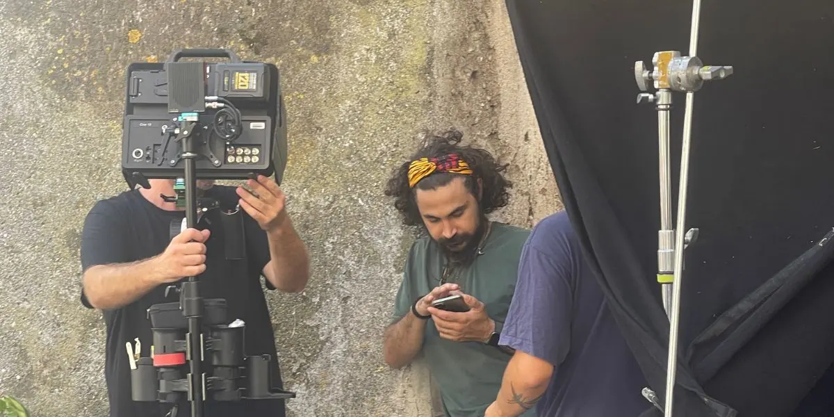 Operatori al lavoro con la macchina da presa durante una pausa sul set