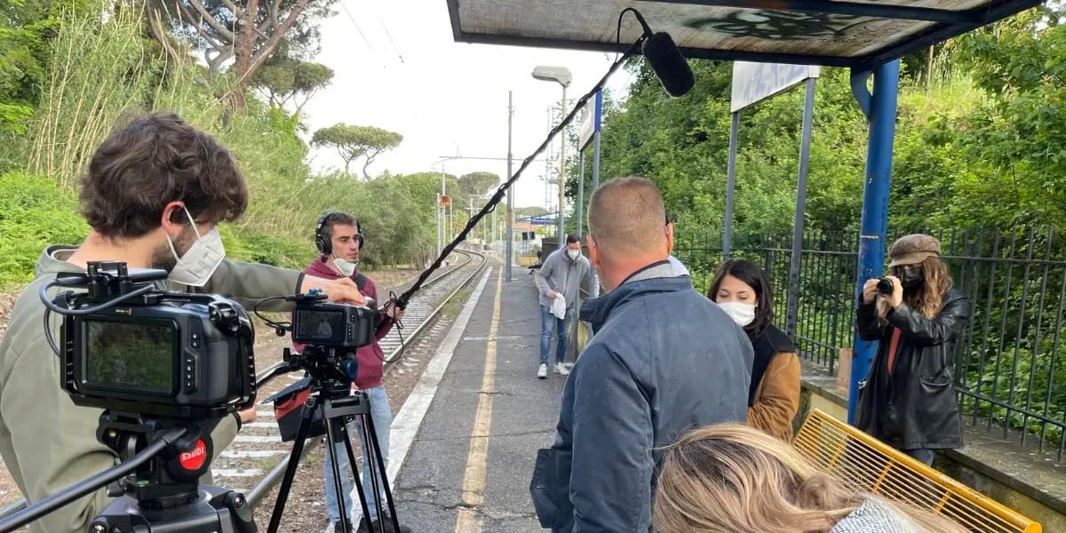 Troupe in stazione durante le riprese di un cortometraggio