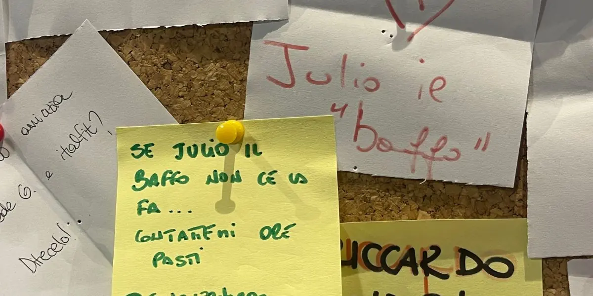 Bacheca di appunti e post-it della redazione