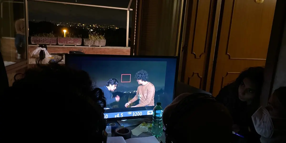 Il gruppo segue una scena al monitor durante la lavorazione