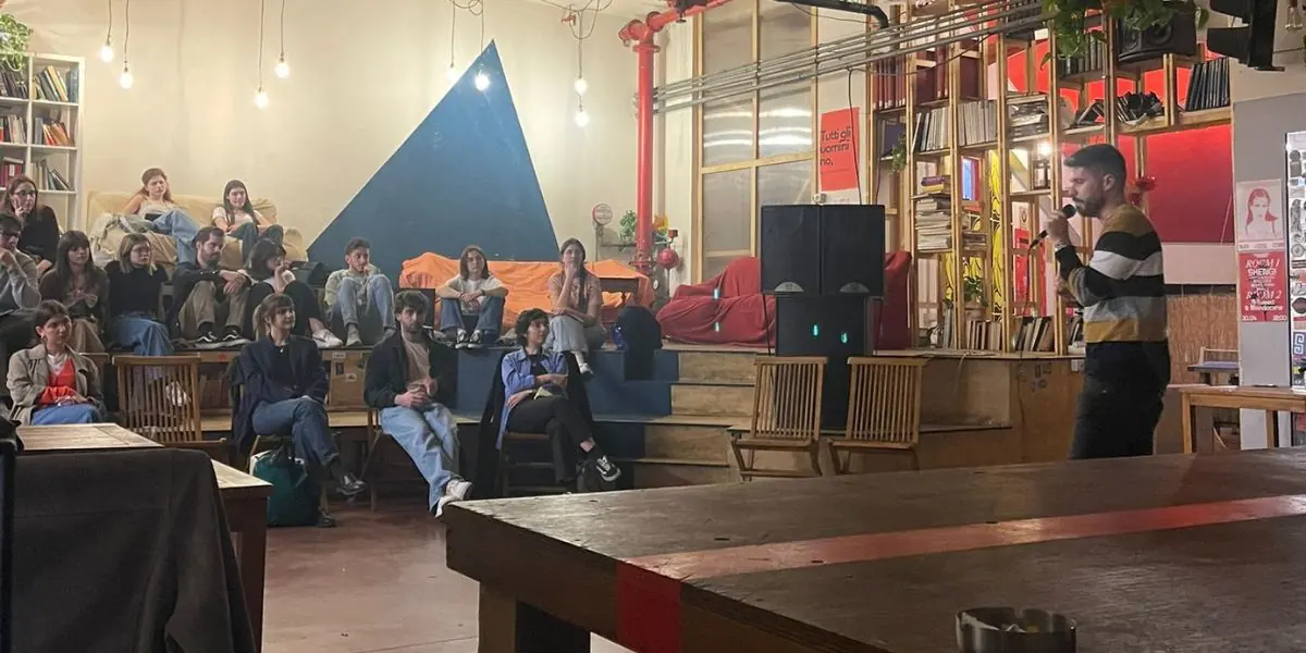 Un allievo si presenta al pubblico durante un incontro dal vivo